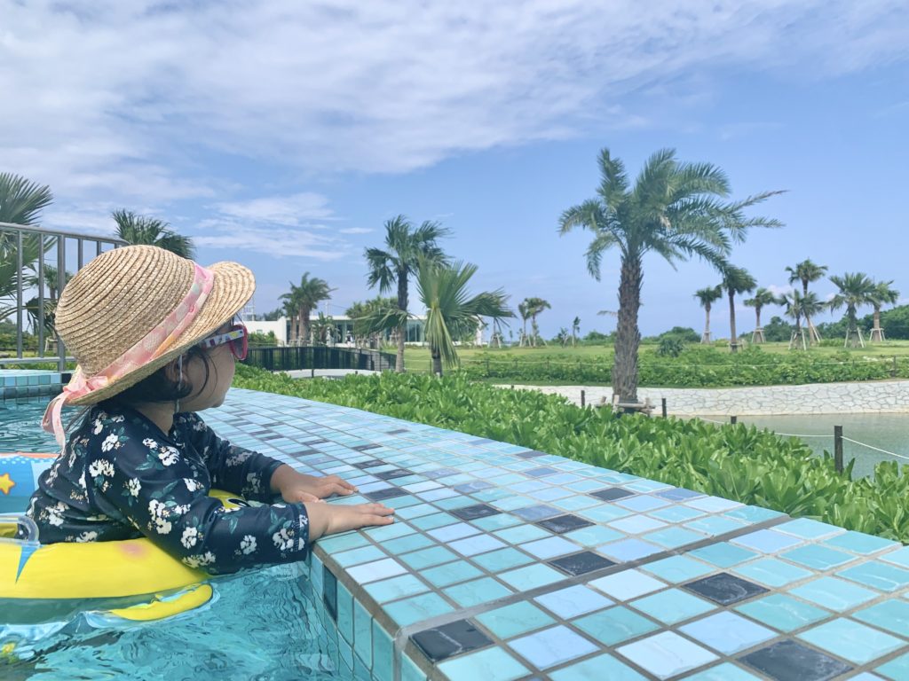 ヒルトン沖縄瀬底リゾートの屋外プールと子供