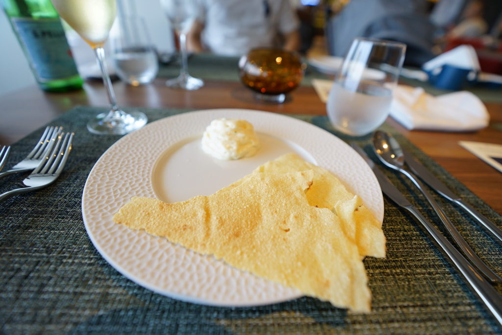 サルデーニャ伝統の薄焼きパンとチーズのエスプーマ
