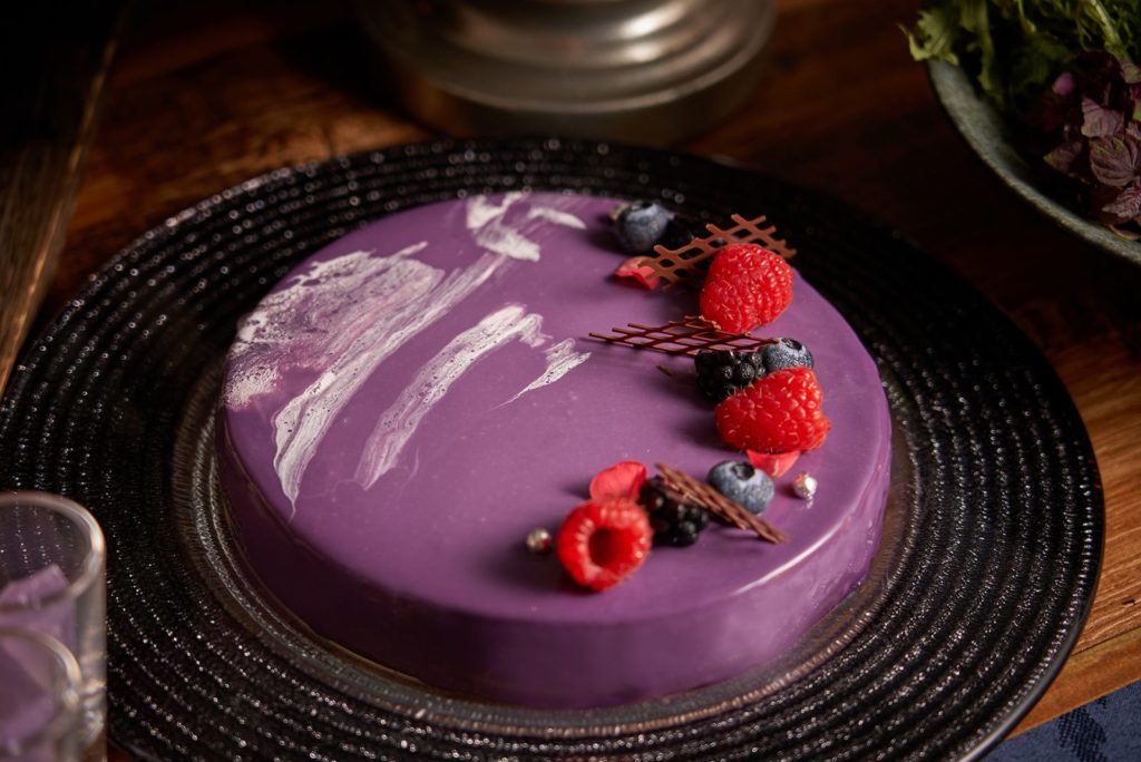 ヒルトン東京お台場　紫色ケーキ