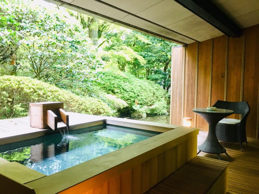 神奈川 奥湯河原の泊まれる料亭温泉宿 海石榴 つばき の露天風呂付き客室で特別な記念日を