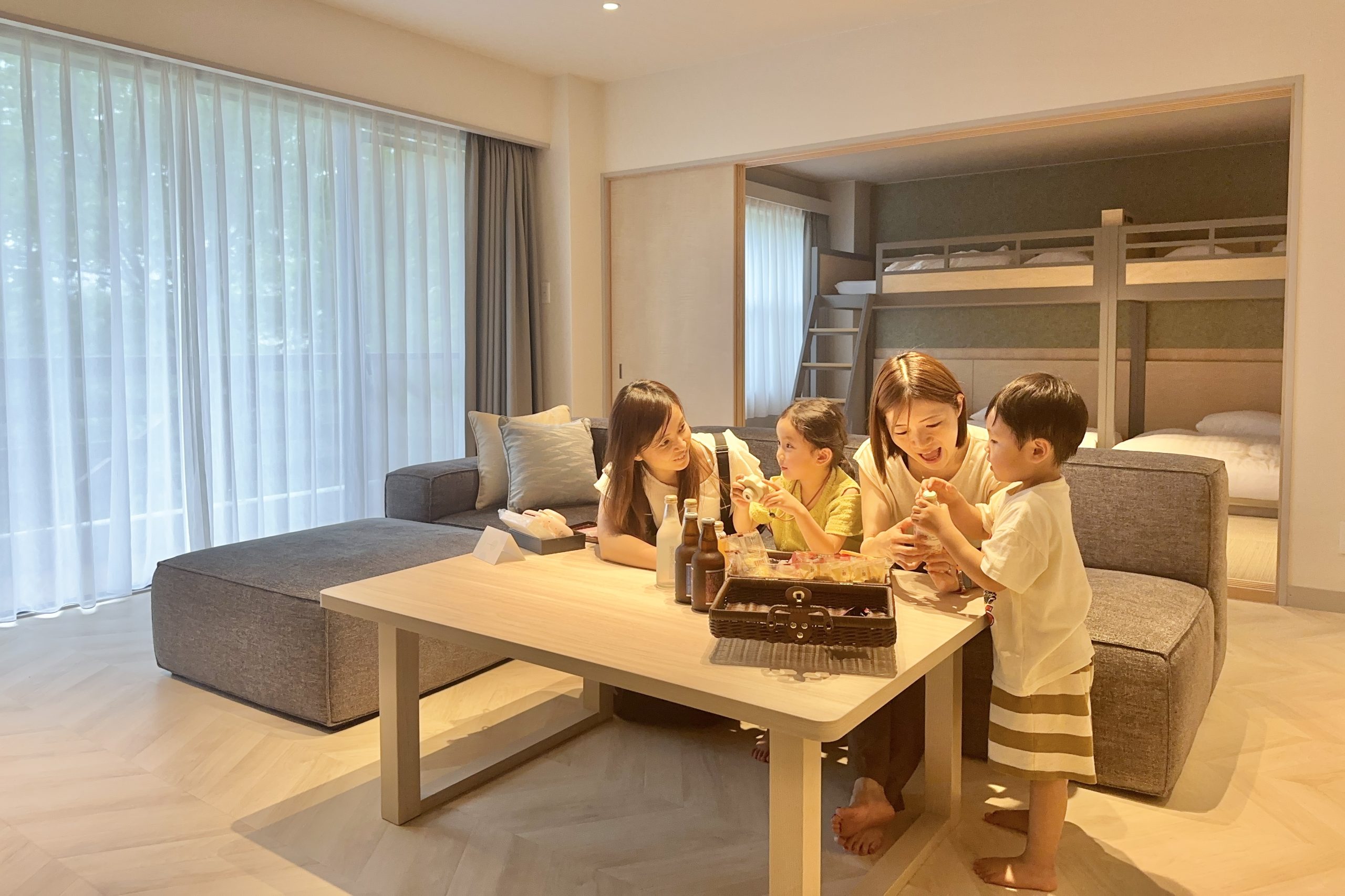 ファミリー向けホテルのコテージ用の厚みのある畳のラテックスマットレスクリスタルベルベットキングサイズの折りたたみ式ダブルマットレス180x200cm パーフェク ホテルラフォーレ那須」の新客室「フォレストコテージ」を子連れで満喫